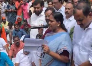 വീണാ-ജോർജിനു-കണ്ടാമൃ​ഗത്തിന്റെ-തൊലിക്കട്ടിയാണ്!!-നല്ല-സാരിയൊക്കെയുടുത്താണു-ഞങ്ങളും-വന്നത്,-എന്നാൽ-ചെളിയിലിരിക്കേണ്ടി-വന്നാൽ-അവിടെയിരിക്കും,-മെഡിക്കൽ-കോളേജ്-അപകട-മരണത്തിൽ-ഒന്നാം-പ്രതി-ആരോ​ഗ്യമന്ത്രി-ശോഭാ-സുരേന്ദ്രൻ