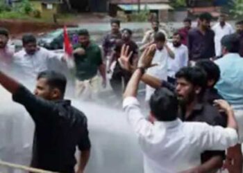 ആരോ​ഗ്യ-മന്ത്രിയുടെ-രാജിക്കായി-തലസ്ഥാന-ന​ഗരി-പ്രതിഷേധക്കളം,-ബാരിക്കേഡ്-മറിച്ചിടാൻ-ശ്രമിച്ച-പ്രവർത്തകർക്കുനേരെ-തുടർച്ചയായി-ജലപീരങ്കി-പ്രയോ​ഗിച്ച്-പോലീസ്