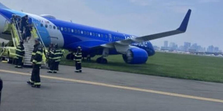 ടേക്ക്-ഓഫിനായി-റൺവേയിലേക്ക്-എത്തിയ-വിമാനം-മുൻഭാഗം-കുത്തി-വീണു,-ഒഴിവായത്-വൻ-ദുരന്തം