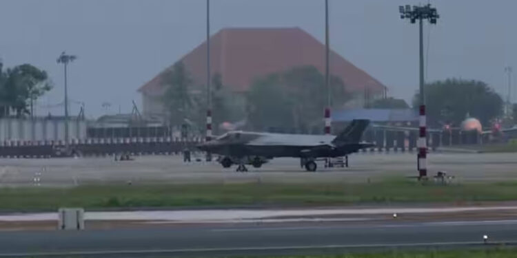 ബ്രിട്ടീഷ്-യുദ്ധ-വിമാനം-പറന്നുയരുമോ-അതോ-‘പാക്ക്-ചെയ്ത്’-അയക്കുമോ?-രണ്ടിലൊന്ന്-വൈകാതെ-അറിയാം,-വിദഗ്ധ-സംഘം-ഇന്ന്-എത്തും