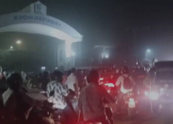 കൊച്ചിന്‍-റിഫൈനറിക്ക്-സമീപം-പൊട്ടിത്തെറി,-പ്രദേശമാകെ-പുകയും-രൂക്ഷ​ഗന്ധവും