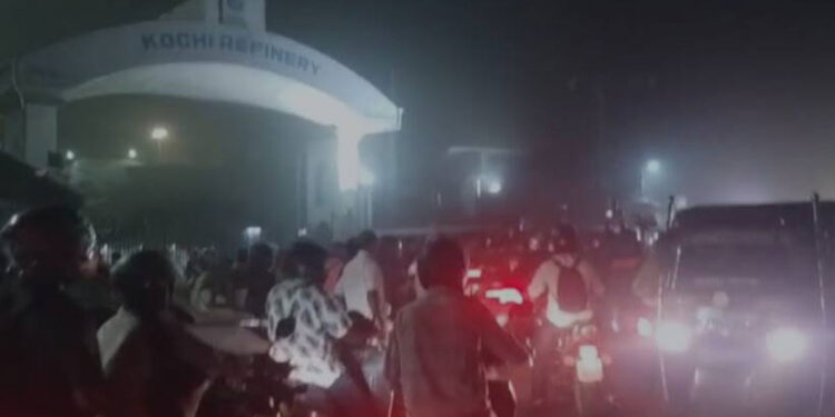 കൊച്ചിന്‍-റിഫൈനറിക്ക്-സമീപം-പൊട്ടിത്തെറി,-പ്രദേശമാകെ-പുകയും-രൂക്ഷ​ഗന്ധവും