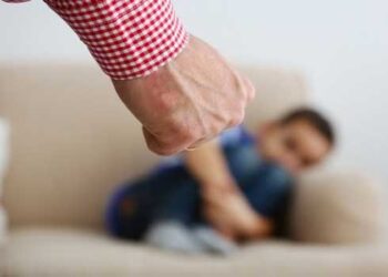 അമ്മയേയും-ആൺസുഹൃത്തിനേയും-രാത്രിയിൽ-കണ്ട-കാര്യം-പിതാവിനെ-അറിയിക്കുമെന്ന്-പറഞ്ഞ-11-കാരന്-മർദനം,-ആൺസുഹൃത്ത്-കുട്ടിയുടെ-കഴുത്തിന്-കുത്തിപ്പിടിച്ചു,-അച്ഛനെ-അറിയിച്ചാൽ-ഫാനിൽ-കെട്ടിത്തൂക്കുമെന്ന്-മാതാവിന്റെ-ഭീഷണി!!-പ്രതികൾക്കു-മൂന്നുമാസം-തടവുശിക്ഷ