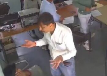 കൂട്ടകോപ്പിയടി;-വിദ്യാർഥിയെ-ക്രൂരമായി-മർദിച്ച്-ജില്ലാ-കളക്ടർ