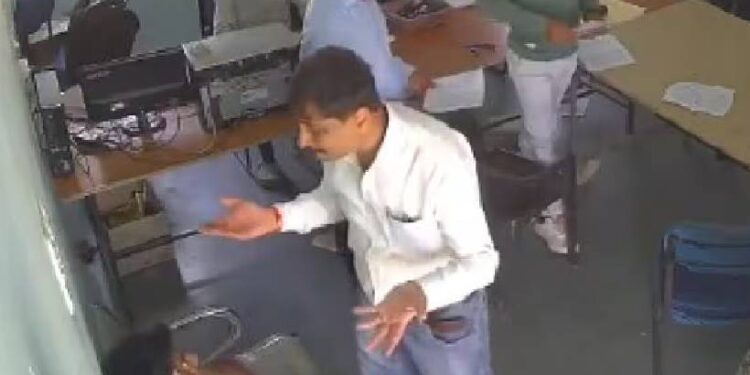 കൂട്ടകോപ്പിയടി;-വിദ്യാർഥിയെ-ക്രൂരമായി-മർദിച്ച്-ജില്ലാ-കളക്ടർ