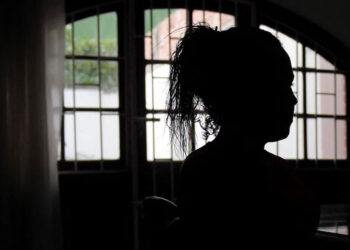 ജനലുകളിൽ-സ്റ്റിക്കർ,-വീടിനു-ചുറ്റും-നെറ്റ്;-കൊച്ചിയിലെ-അനാശാസ്യകേന്ദ്രത്തിൽ-റെയ്ഡ്:-സ്ത്രീകളടക്കം-9-പേർ-പിടിയിൽ