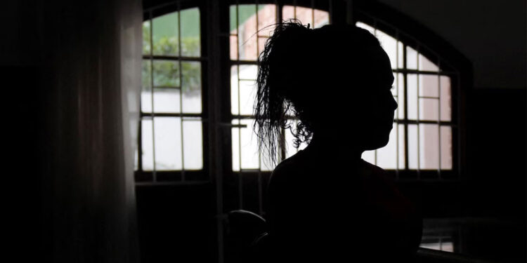 ജനലുകളിൽ-സ്റ്റിക്കർ,-വീടിനു-ചുറ്റും-നെറ്റ്;-കൊച്ചിയിലെ-അനാശാസ്യകേന്ദ്രത്തിൽ-റെയ്ഡ്:-സ്ത്രീകളടക്കം-9-പേർ-പിടിയിൽ