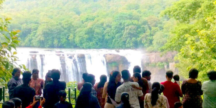 ഏഴഴകിൽ-അതിരപ്പിള്ളി-വെള്ളച്ചാട്ടം;-വിനോദ-സഞ്ചാര-മേഖല-ഉണർവിൽ