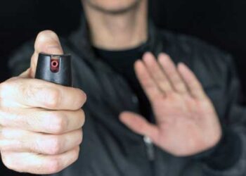 സഹപാഠികൾ-തമ്മിലുള്ള-തർക്കം-ചോദ്യം-ചെയ്യാനെത്തിയ-മാതാപിതാക്കൾക്കു-നേരെ-പ്ലസ്ടു-വിദ്യാർഥിയുടെ-വക-പെപ്പർ-സ്പ്രേ-പ്രയോ​ഗം,-മാതാപിതാക്കാളെ-രക്ഷിക്കാനെത്തിയ-10-വിദ്യാർഥികൾ-അസ്വസ്ഥതയുമായി-ആശുപത്രിയിൽ