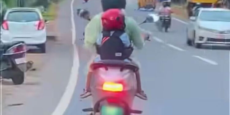 കുഞ്ഞിനൊപ്പം-സ്കൂട്ടര്യാത്ര;-അമ്മയെ-‘സല്യൂട്ട്’-ചെയ്ത്-കേരള-പൊലീസ്