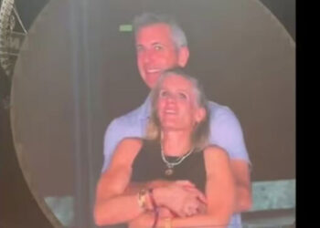 ആദ്യം-ഭാര്യ-പേരുവെട്ടി,-ഇപ്പോൾ-കമ്പനിയും,-എച്ച്-ആർ-മേധാവിയുമൊത്തുള്ള-ആലിംഗനം-വൈറലായപ്പോൾ-ബൈറോണിന്-നഷ്ടങ്ങളേറെ