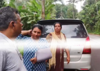 അമ്മയുമായി-സ്കൂട്ടറിൽ-പോയ-യുവതിയുടെ-കഴുത്തിൽ-കേബിൾ-കുരുങ്ങി;-വാഹനം-മറിഞ്ഞ്-അപകടത്തിൽ-2-പേർക്കും-പരിക്ക്