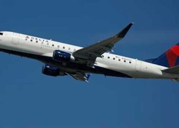 മുഖാഭിമുഖം-അമേരിക്കൻ-വ്യോമസേനയുടെ-ബി-52-ബോംബറും-യാത്ര-വിമാനവും!!-പൊടുന്നനെ-ദിശമാറ്റി-പറപ്പിച്ച്-പൈലറ്റ്,-ഒഴിവായത്-വൻ-ദുരന്തം