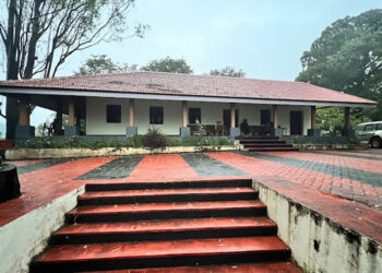 കാട്ടിനുള്ളിലെ-ബംഗ്ലാവ്