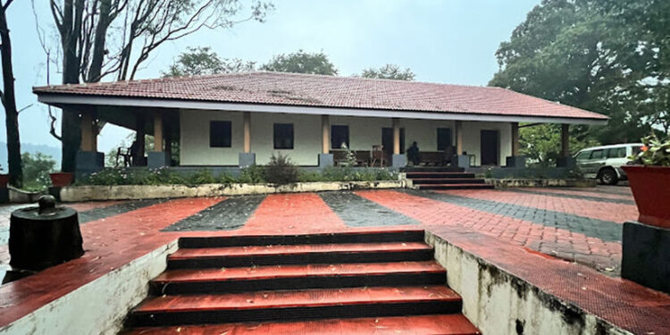 കാട്ടിനുള്ളിലെ-ബംഗ്ലാവ്