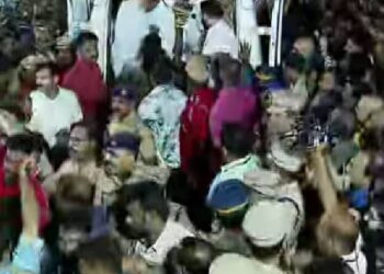 വിഎസ്-അച്യുതാനന്ദൻ്റെ-മൃതദേഹം-എകെജി-സെൻററിലെത്തിച്ചു;-ജനസാഗരമായി-എകെജി-സെൻറർ