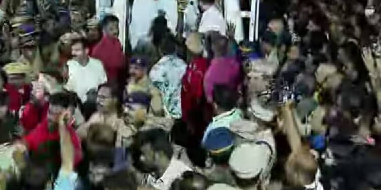 വിഎസ്-അച്യുതാനന്ദൻ്റെ-മൃതദേഹം-എകെജി-സെൻററിലെത്തിച്ചു;-ജനസാഗരമായി-എകെജി-സെൻറർ