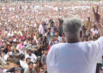 പാർട്ടി-തഴഞ്ഞപ്പോൾ-പ്രവർത്തകർ-തന്നെ-ചെങ്കൊടിയെന്തി-തെരുവിലിറങ്ങി-മുഖ്യമന്ത്രി-കസേരയിലെത്തിച്ച-ജനകീയ-നേതാവ്