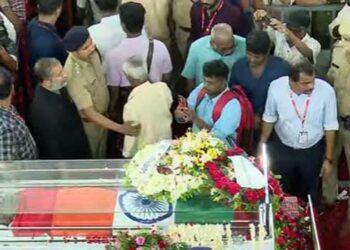 മുഖ്യമന്ത്രി-കസേരയിൽ-നിന്ന്-പടിയിറങ്ങി-14-വർഷങ്ങൾ, -ഒരിക്കൽക്കൂടി-സെക്രട്ടേറിയറ്റ്-മുറ്റത്ത്-വിഎസ്സെത്തി,-യാത്രാമൊഴി-ചൊല്ലുവാൻ