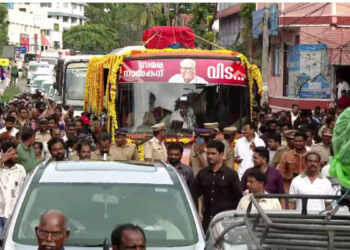 രണ്ടരമണിക്കൂർ-കൊണ്ട്-പിന്നിട്ടത്-നാലുകിലോമീറ്റർ-മാത്രം;-തലസ്ഥാന-ന​ഗരത്തിൻ്റെ-സ്നേഹാദരം-ഏറ്റുവാങ്ങി-വിഎസിൻ്റെ-വിലാപ-യാത്ര