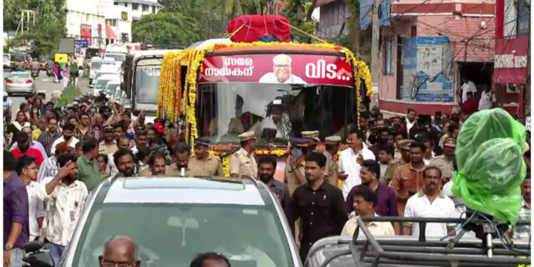രണ്ടരമണിക്കൂർ-കൊണ്ട്-പിന്നിട്ടത്-നാലുകിലോമീറ്റർ-മാത്രം;-തലസ്ഥാന-നഗരത്തിൻ്റെ-സ്നേഹാദരം-ഏറ്റുവാങ്ങി-വിഎസിൻ്റെ-വിലാപ-യാത്ര