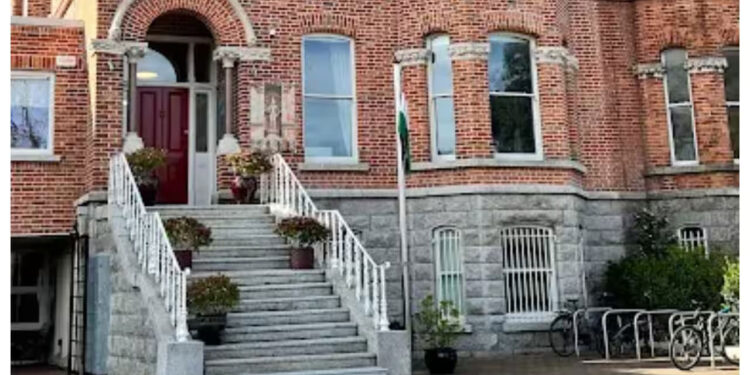 അയര്‍ലന്‍ഡിൽ-ഇന്ത്യൻ-പൗരനെ-അര്‍ധനഗ്നനാക്കി-ക്രൂരമായി-മര്‍ദിച്ചു;-വംശീയ-ആക്രമണത്തിൽ-പ്രതിഷേധം,-അപലപിച്ച്-ഇന്ത്യൻ-എംബസി