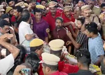 വഴിയരികിൽ-കാത്തുനിന്ന-ജനഹൃദയങ്ങളുടെ-അവസാന-അഭിവാദ്യങ്ങൾ-ഏറ്റുവാങ്ങി-വിഎസ്-വീടണഞ്ഞു