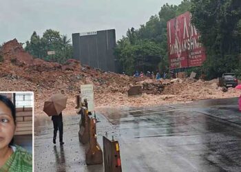 റോഡിലൂടെ-വാഹനം-ഓടിച്ചുപോകുമ്പോൾ-പൊടുന്നനെ-വീരമലകുന്നിടിഞ്ഞു,-യാാത്രക്കാരിയായ-അധ്യാപിക-രക്ഷപ്പെട്ടത്-തലനാരിഴയ്ക്ക്!!-ഇടിഞ്ഞുവീണ-മണ്ണ്-കാറിനെ-വശത്തേക്കു-തള്ളിമാറ്റി,-ഗതാഗതം-വഴിതിരിച്ചുവിട്ടു,-അപകടം-ഇതു-രണ്ടാംതവണ