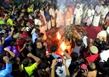 കണ്ണേ…കരളേ…-വിഎസ്സേ…ഞങ്ങടെ-നെഞ്ചിലെ-റോസാപ്പൂവേ…-ആരു-പറഞ്ഞു-മരിച്ചെന്ന്…-ജീവിക്കുന്നു-ഞങ്ങളിലൂടെ…-ഞങ്ങളിലൊഴുകും-ചോരയിലൂടെ…ചെങ്കൊടിയേന്തിയ-വിപ്ലവ-നക്ഷത്രം-ഇനി-അമരൻ!!