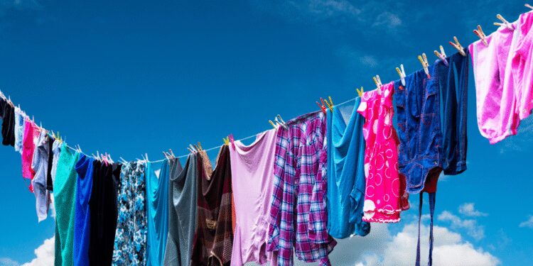 how-to-dry-clothes-in-monsoon:-നനഞ്ഞ-വസ്ത്രങ്ങൾ-മഴയത്ത്-ഉണങ്ങുന്നില്ലേ?-ഈ-5-ഫലപ്രദമായ-ടിപ്പുകൾ-പരീക്ഷിച്ചു-നോക്കൂ!