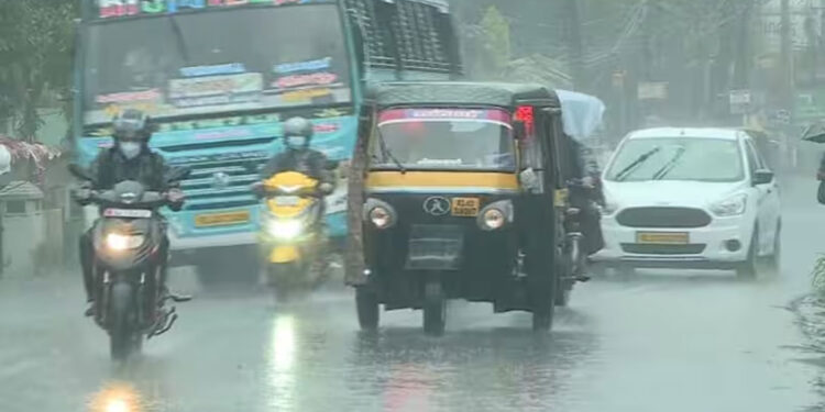 മഴയിൽ-വിറച്ച്-സംസ്ഥാനം;-3-ജില്ലകളിൽ-റെഡ്-അലർട്ട്,-8-ജില്ലകളിൽ-ഓറഞ്ച്-അലർട്ട്,-മലയോരമേഖലകളിൽ-ജാഗ്രതാ-നിർദേശം