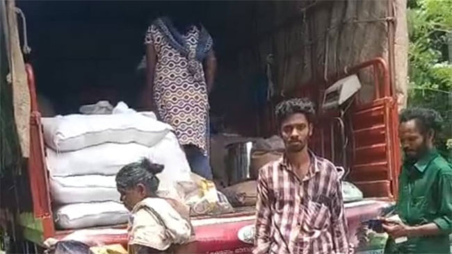 ‘സഞ്ചരിക്കുന്ന-റേഷന്കട’;-ആശ്രയിക്കുന്നത്-642-കുടുംബങ്ങൾ,-കെ-സ്റ്റോറിലെത്താൻ-ബുദ്ധിമുട്ടുള്ളവർക്ക്-വീട്ടുപടിക്കല്-സേവനം