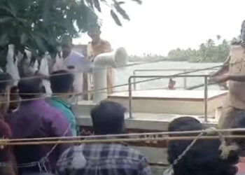 വൈക്കത്ത്-മരണവീട്ടിലേക്ക്-ആളുകളുമായി-പോയ-വള്ളം-മറിഞ്ഞു;-ഒരാൾക്കായി-തിരച്ചിൽ,-നേവിയുടെ-സഹായം-തേടും