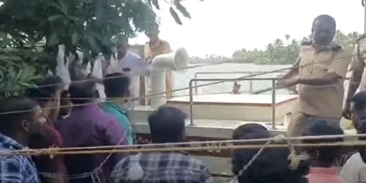 വൈക്കത്ത്-മരണവീട്ടിലേക്ക്-ആളുകളുമായി-പോയ-വള്ളം-മറിഞ്ഞു;-ഒരാൾക്കായി-തിരച്ചിൽ,-നേവിയുടെ-സഹായം-തേടും