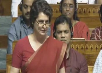 താങ്കൾക്ക്-പാക്കിസ്ഥാനുമായി-ബന്ധമുണ്ടോ?-അഖിലേഷ്-യാദവിനോട്-ക്ഷോഭിച്ച്-അമിത്-ഷാ!!-സർക്കാരിന്റെ-അവകാശ-വാദം-കശ്മീർ-ഭീകരമുക്തം,-പിന്നെ-എങ്ങനെ-പഹൽ​ഗാമിൽ-26-പേർ-കൊല്ലപ്പെട്ടു-രൂക്ഷ-വിമർശനവുമായി-പ്രിയങ്ക-ഗാന്ധി-എംപി