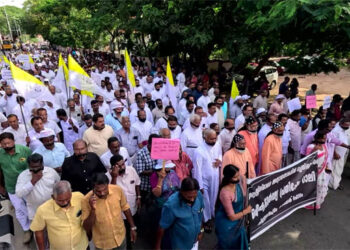 കന്യാസ്ത്രീകളുടെ-അറസ്റ്റ്:-രാജ്ഭവനിലേക്ക്-ക്രൈസ്തവ-സഭകളുടെ-മാർച്ച്;-കറുത്ത-തുണി-കൊണ്ട്-വാമൂടി-പ്രതിഷേധം
