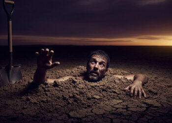 കണ്ണില്ലാ-ക്രൂരത,-ഭർത്താവിനെ-ജീവനോടെ-കുഴിച്ചിടാൻ-ശ്രമം!-മരണത്തിന്റെ-വക്കിൽ-നിന്ന്-ജീവിതത്തിലേക്ക്;-രക്ഷകനായത്-അപരിചിതൻ