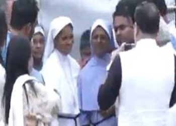 ഭരണഘടനാ-അനുകൂല-മുദ്രാവാക്യങ്ങളോടെ-സ്വീകരണം,-ഒൻപതു-ദിവസങ്ങൾക്കു-ശേഷം-കന്യാസ്ത്രീകൾ-പുറത്തിറങ്ങി,-പോവുക-സമീപത്തുള്ള-മഠത്തിലേക്ക്