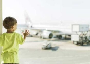 അവധിക്കാലമാഘോഷിക്കാൻ-എയർപോർട്ടിലെത്തിയപ്പോഴാ-അറിഞ്ഞത്-മകന്റെ-പാസ്പോർട്ട്-കാലാവധി-തീർന്നെന്ന്!!-എറങ്ങിയതല്ലേ-യാത്രമുടക്കിയില്ല,-10-വയസുകാരനെ-എയർപോർട്ടിൽ-ഉപേക്ഷിച്ച്-അടുത്ത-കൊച്ചുമായി-യാത്രതിരിച്ച്-മാതാപിതാക്കൾ