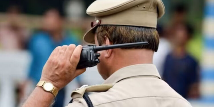 സഹപ്രവർത്തകന്റെ-റെയിൻ-കോട്ട്-മാറ്റിയെടുത്തു;-പൊലീസുകാരന്-സ്ഥലംമാറ്റം