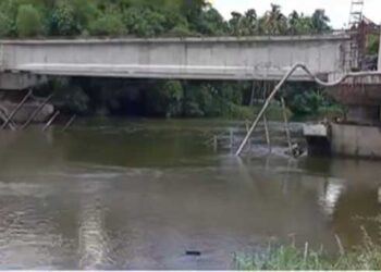 നിർമാണത്തിനിടയിൽ-പാലത്തിന്റെ-സ്പാൻ-ഇളകി,-അപകടത്തിൽ-പുഴയിലേക്കു-വീണ-രണ്ടു-തൊഴിലാളികൾക്കായി-തെരച്ചിൽ,-ഒരാളെ-രക്ഷപ്പെടുത്തി