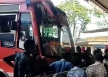 കോഴിക്കോട്-വാഹനാപകടം;-ബൈക്ക്-യാത്രികനെ-ഇടിച്ചിട്ട്-നിർത്താതെപോയ-ബസിനെ-ഡിവൈഎഫ്ഐ-തടഞ്ഞു