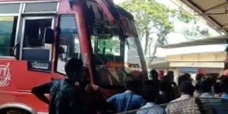 കോഴിക്കോട്-വാഹനാപകടം;-ബൈക്ക്-യാത്രികനെ-ഇടിച്ചിട്ട്-നിർത്താതെപോയ-ബസിനെ-ഡിവൈഎഫ്ഐ-തടഞ്ഞു