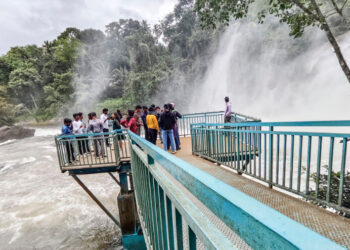 സഞ്ചാരികൾക്ക്​-കുളിരായി-ശ്രീനാരായണപുരം-വെള്ളച്ചാട്ടം