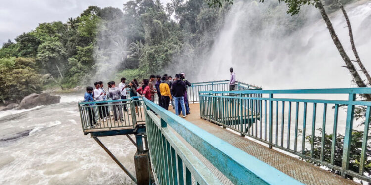 സഞ്ചാരികൾക്ക്-കുളിരായി-ശ്രീനാരായണപുരം-വെള്ളച്ചാട്ടം