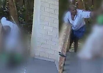 അയൽക്കാർ-തമ്മിൽ-വഴക്ക്,-വീട്ടിലേക്കു-അതിക്രമിച്ചു-കയറിയ-വയോധികനു-വടി-കൊണ്ട്-തല്ല്,-വടി-തിരിച്ചുവാങ്ങി-റിട്ട.-അധ്യാപികയെ-ക്രൂരമായി-മർദിച്ച-അയൽവാസി-അറസ്റ്റിൽ