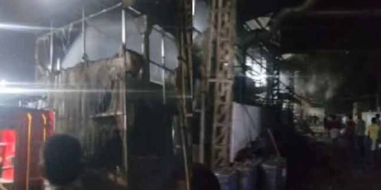 എറണാകുളം-പെരുമ്പാവൂരിൽ-പ്ലൈവുഡ്-കമ്പനിയിൽ-തീപിടുത്തം