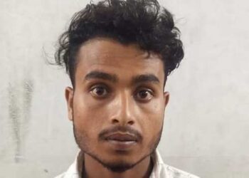 പെൺകുട്ടിയെ-തട്ടിക്കൊണ്ടു-പോകാൻ-ശ്രമിച്ച-കേസിൽ-കസ്റ്റഡിയിലെടുത്ത-പ്രതിയെ-സ്റ്റേഷൻ-ബഞ്ചിലിരുത്തി,-കണ്ണുതെറ്റിയ-നേരത്ത്-കൈവിലങ്ങുമായി-പ്രതി-രക്ഷപ്പെട്ടു,-അസം-സ്വദേശിക്കായി-തിരച്ചിൽ