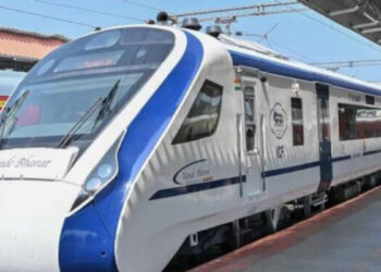 കാസർകോട്-നിന്ന്-തിരുവനന്തപുരത്തേക്ക്-വരികയായിരുന്ന-വന്ദേഭാരത്-ട്രെയിനിനു-നേരെ-കല്ലേറ്;-സി-7-കോച്ചിലെ-ചില്ല്-തകർന്നു