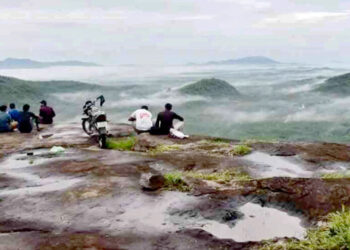 സ​ഞ്ചാ​രി​ക​ളു​ടെ-മ​നം​-ക​വ​ർ​ന്ന്-ഉ​പ്പു​കു​ളം-മ​ല​നി​ര​ക​ൾ